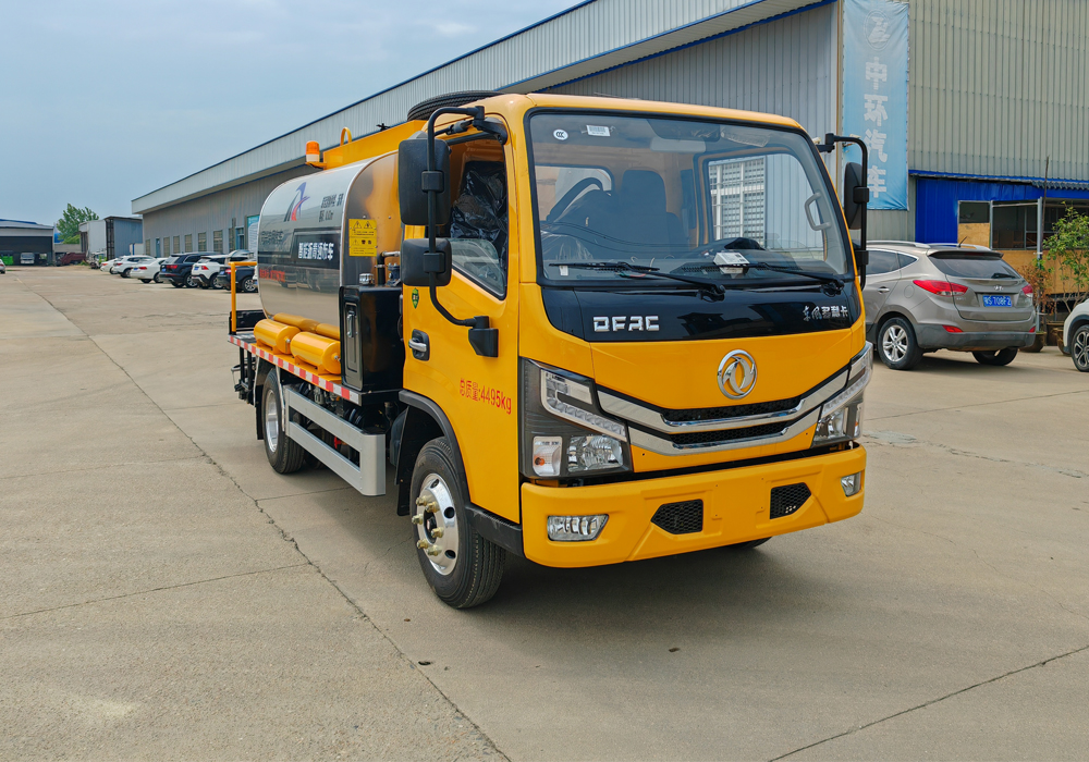 4.5噸東風(fēng)藍(lán)牌瀝青灑布車