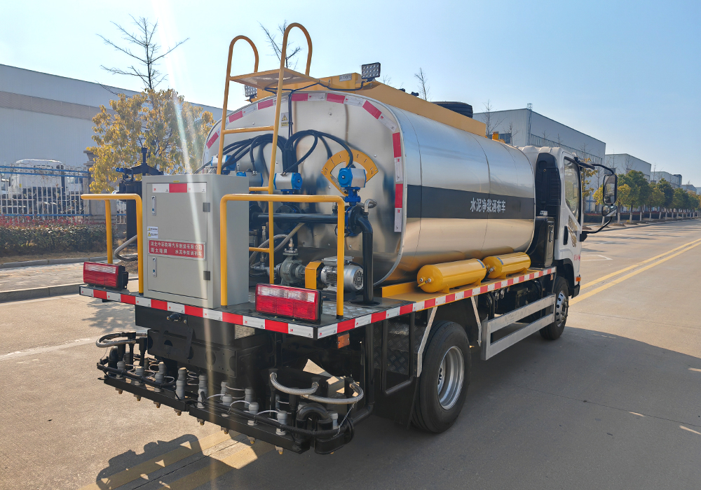 5噸解放招財虎藍牌智能瀝青灑布車