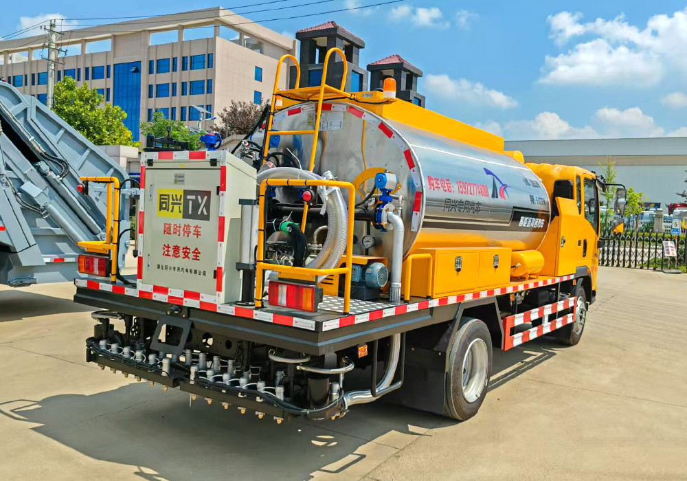 6噸重汽豪沃智能瀝青灑布車(chē)