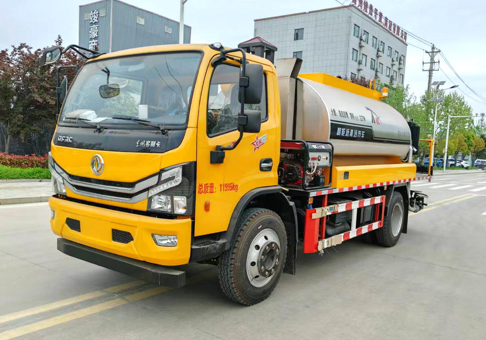 7噸東風多利卡智能瀝青灑布車